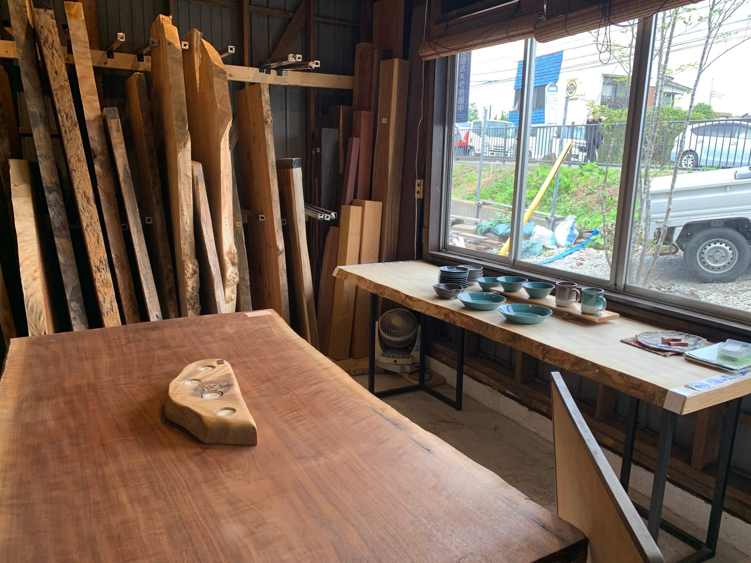 埼玉にある一枚板テーブル製作販売専門店　アトリエ一本道